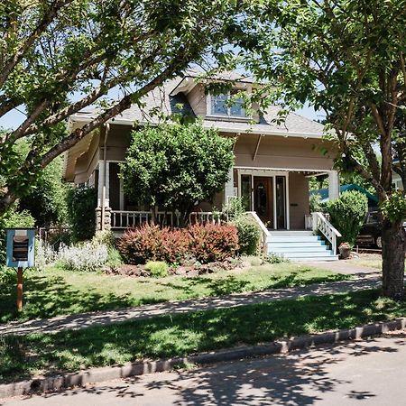 Southeast Portland Comfy & Eclectic Craftsman Home 외부 사진