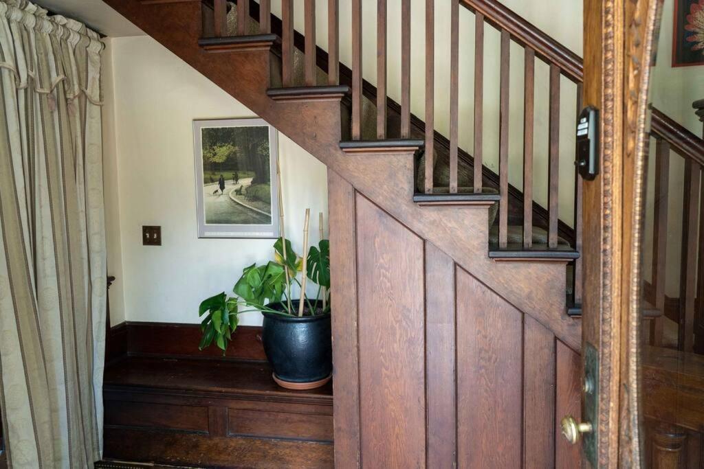 Southeast Portland Comfy & Eclectic Craftsman Home 외부 사진