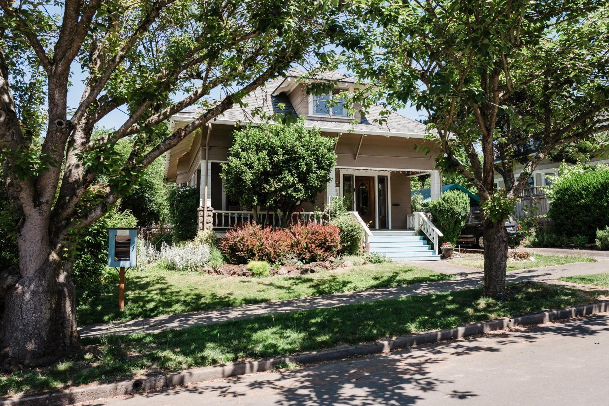 Southeast Portland Comfy & Eclectic Craftsman Home 외부 사진