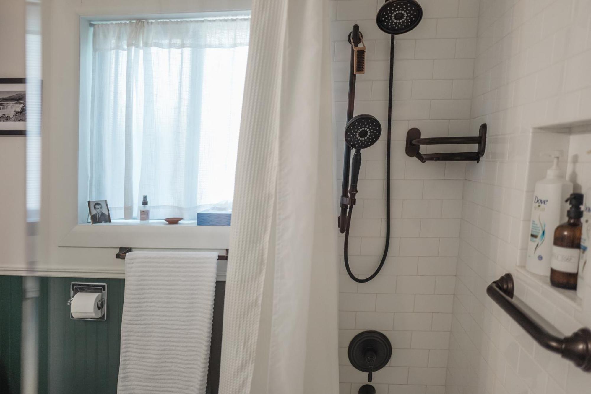 Southeast Portland Comfy & Eclectic Craftsman Home 외부 사진