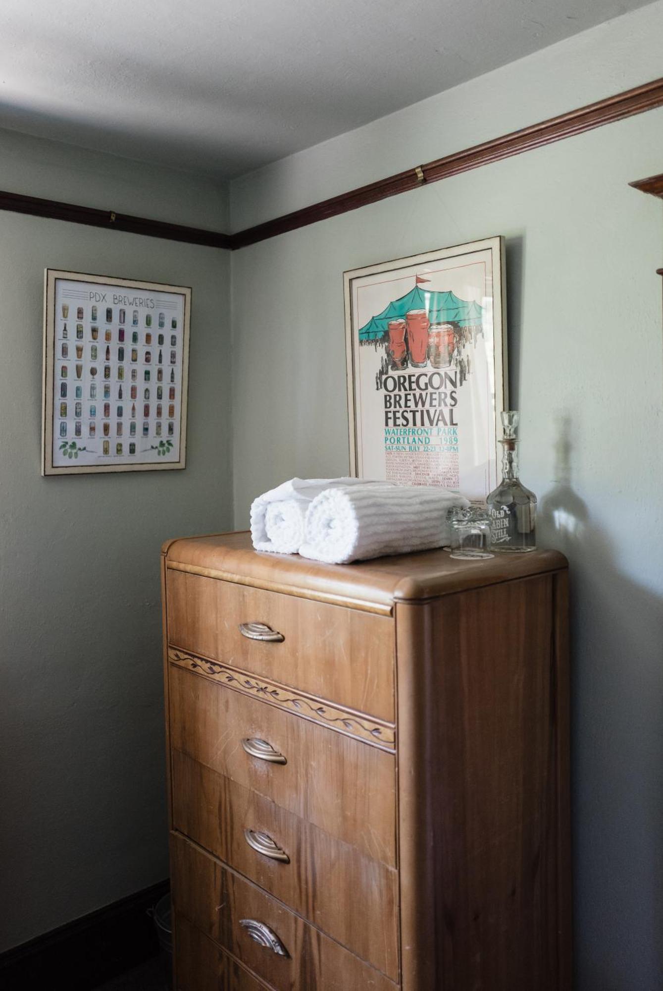 Southeast Portland Comfy & Eclectic Craftsman Home 외부 사진